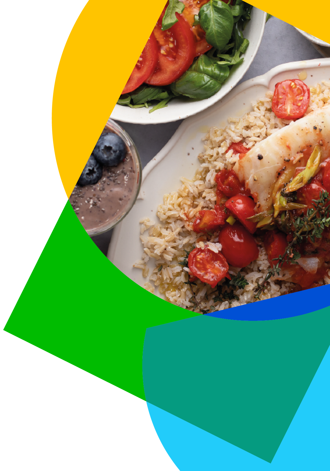 Teller mit Fisch, Reis, Tomaten, Salat und Blaubeer-Smoothie.