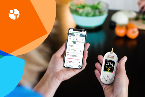 Benutzer überprüft Blutzuckerwerte mit OneTouch App und Gerät.