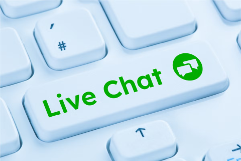 Tastatur mit Live-Chat-Taste in grüner Schrift.