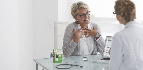 Arzt erklärt seiner Patientin Reflect und Reveal